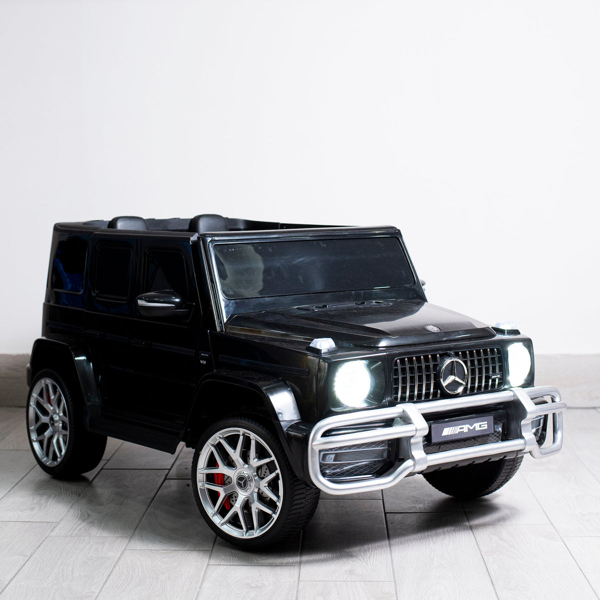 Mercedes Classe G Full elettrica per bambini nera con fari LED accesi - vista frontale