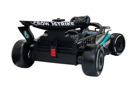 Mini auto per bambini Mercedes F1 - vista posteriore su sfondo bianco