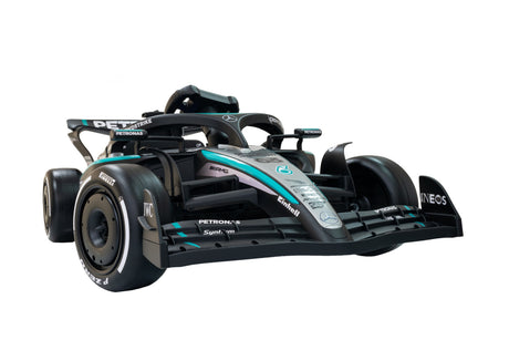 Mini auto per bambini Mercedes F1 - vista frontale su sfondo bianco