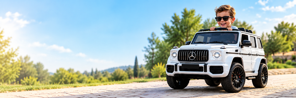 Bambino su una mini auto elettrica bianca in un parco