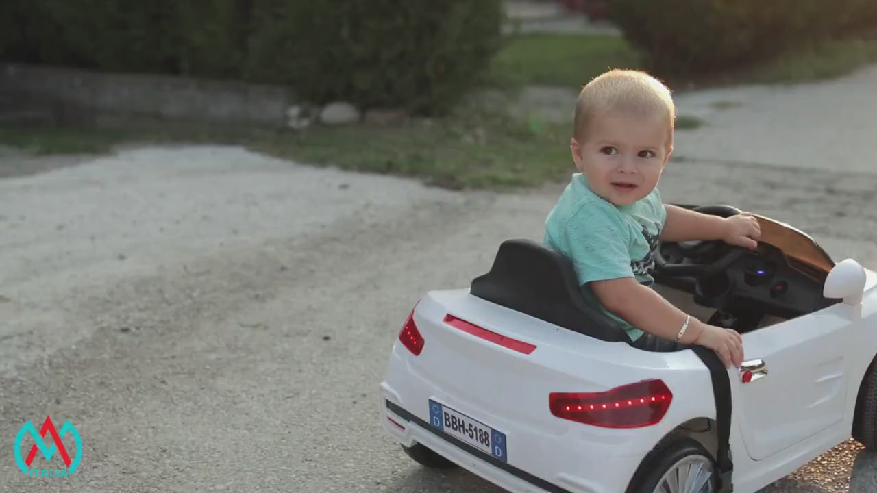 MiniAuto Italia: piccolo pilota sulla mini auto, video senza audio